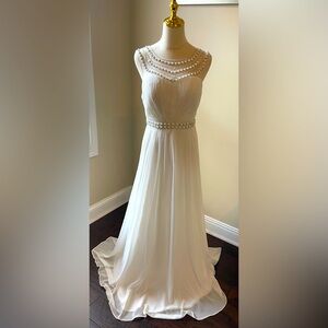 072 Elegant White Sleeveless Dress